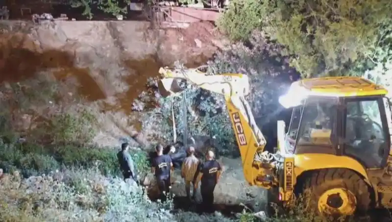Hatay’da İnek İçin Düzenlenen Kurtarma Operasyonu! Hayvanseverler Bir Araya Geldi