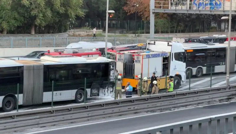 İstanbul’da Metrobüs Yangını: Trafikte Durma Noktasına Gelindi