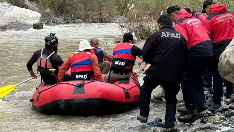 Zap Suyu Kenarında Mahsur Kalan Dört Kişi Başarıyla Kurtarıldı