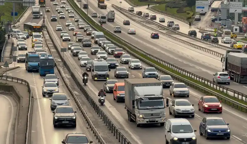 İstanbul Sabaha Trafik Çilesiyle Uyandı: Anadolu Yakası'nda Araçlar İlerlemekte Zorlanıyor