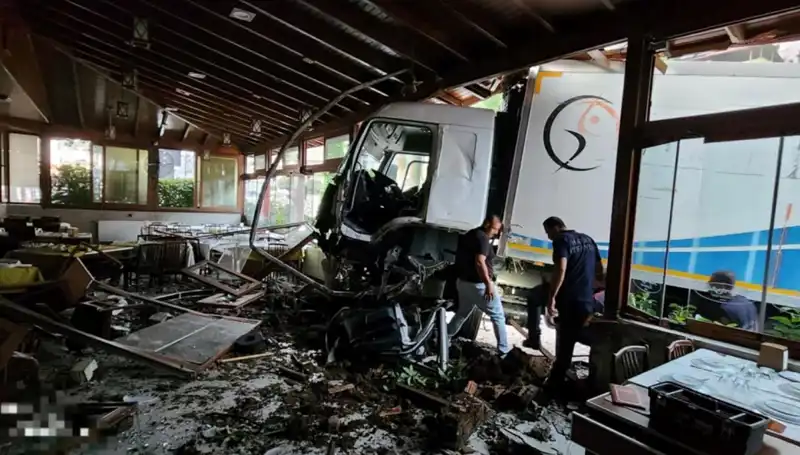 Freni Boşalan Kamyon Restorana Girdi: O Anlar Kameralara Yansıdı