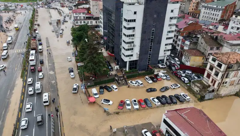 Trabzon'da Sel Felaketi: Etrafa Yayılmış Çamur ve Kayıp Kişinin Peşindeyiz