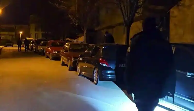 Park Halindeki Araçları Çizip Kaçan Şahıslar Kim? Güvenlik Kamerası İncelemede!