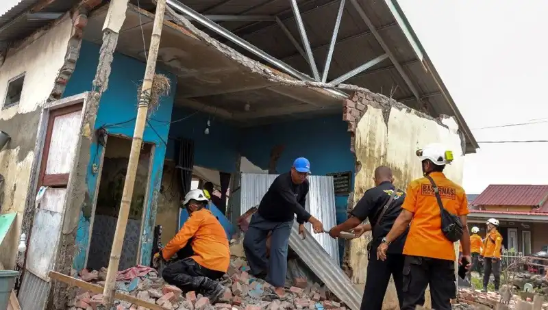 Endonezya’da 5,7 Büyüklüğünde Deprem: 8 Ev Yıkıldı, Halk Panik İçinde