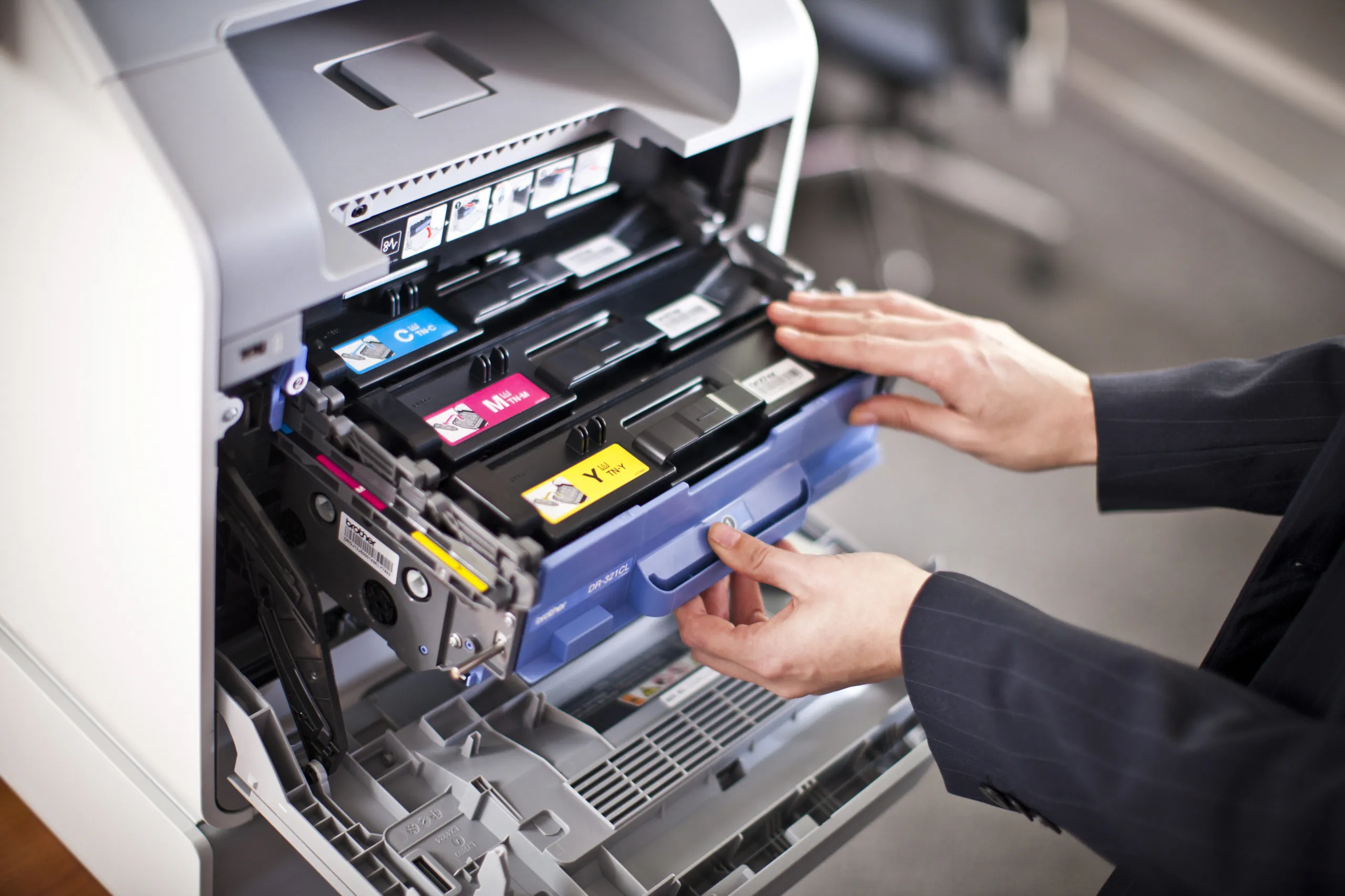 Küçük Gibi Görünüyor Ama Büyük Etki Yaratıyor: Kartuş ve Toner Seçiminin Yazıcı Üzerindeki Etkisi