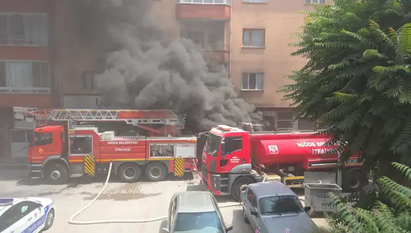 Niğde'de Beyaz Eşya Deposunda Korkutan Yangın: Can ve Mal Kaybı Yok