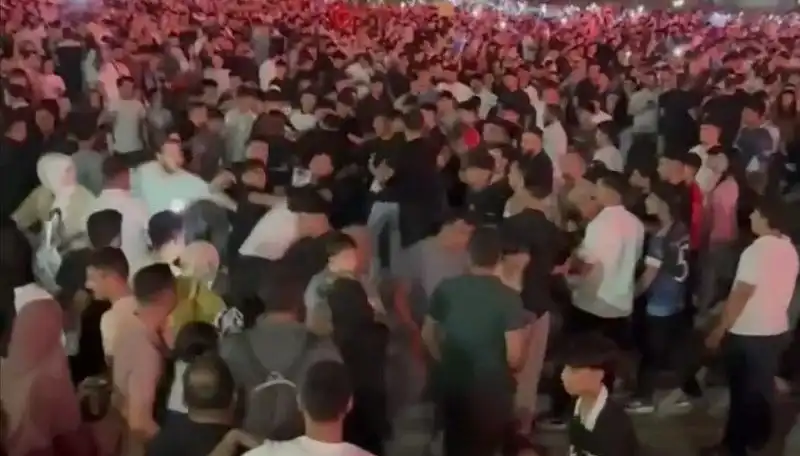 Bir Konserde Bıçaklı Kavga: Üç Kişi Yaralandı, Olay Yerinde Neler Yaşandı?