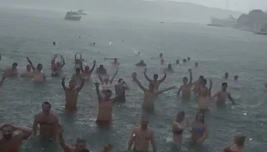İstanbul'da Yağmura Rağmen Bebek'te Denize Girenler: İlginç Bir Pazar Sürprizi!