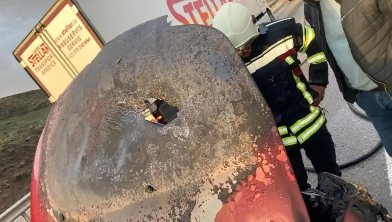 Seyir Halindeki Otomobilin Alev Alev Yanması: Neyin Sebebi Oldu?