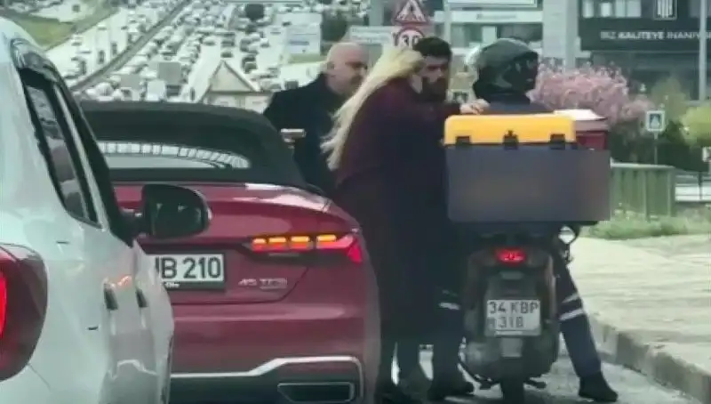 D-100'de Sıcak Saatler: Motokuryeye Silah Çeken Sürücü Paniğe Neden Oldu