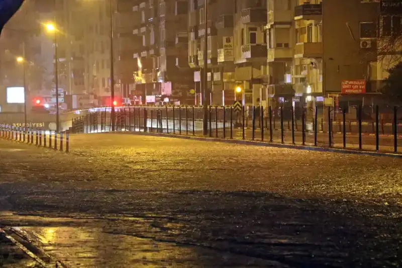Antalya'da Yağışlar Sonrası Göle Dönen Yollar Araçları Mahsur Bıraktı!