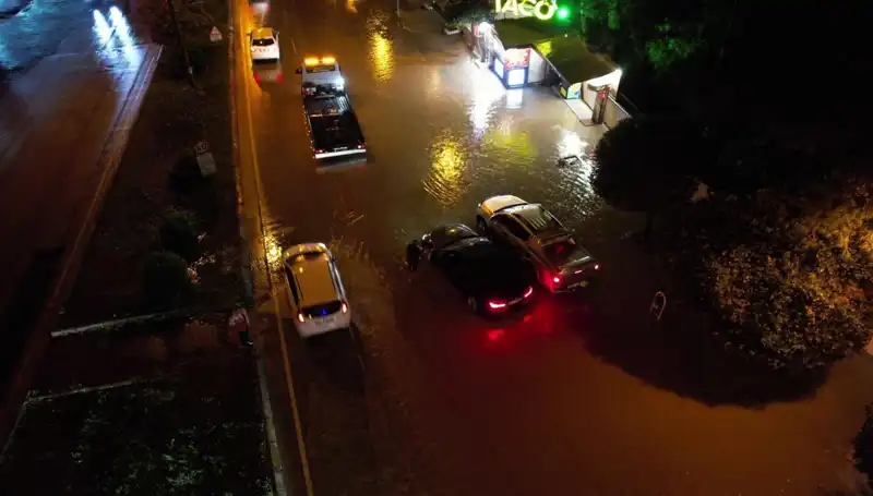 Adana’da Aniden Bastıran Sağanak: Cadde ve Sokaklar Sular Altında Kaldı