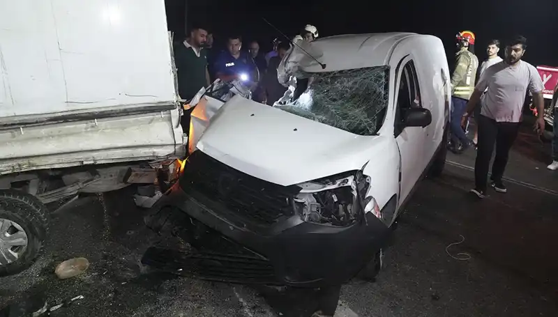İstanbul'da Feci Kaza: Üç Kişi Yaralandı, Olay Yerinde Neler Oldu?
