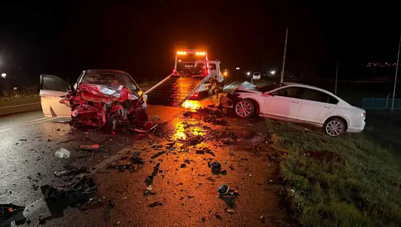 Çanakkale'de Korkunç Kaza: İki Otomobil Kafa Kafaya Çarpıştı, 3 Can Gitti