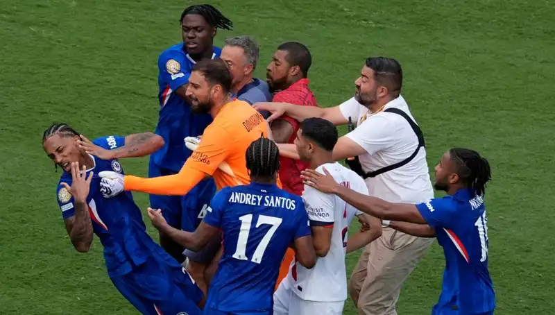 Dev Finalde Şok Gelişme: Teknik Direktörden Futbolcuya Yumruklar Sel Geldi