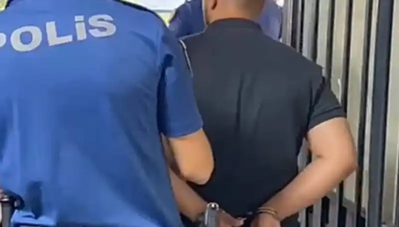 İzmir'de Polise Saldıran Şahıs, Adaletin Kollarına Kapıldı