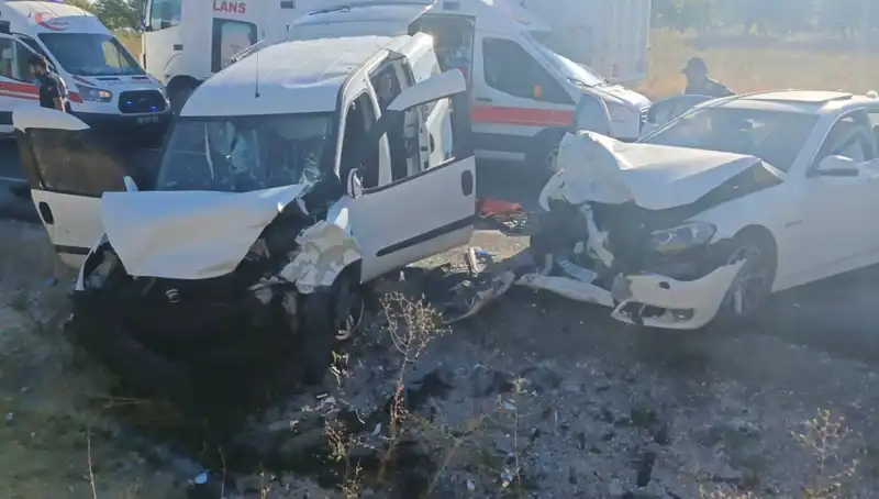 Nevşehir'de Korkutan Trafik Kazası: 14 Kişi Yaralandı, Gözler Hastaneye Çevrildi
