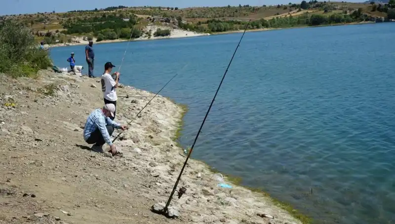Kafesler Patladı! Balık Tutkunları Barajlarda Akın Akın