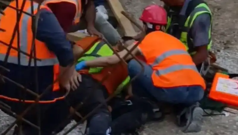 Adana'da İnşaat Kazası: İki İşçi Yaralandı, Detaylar Şok Edici!
