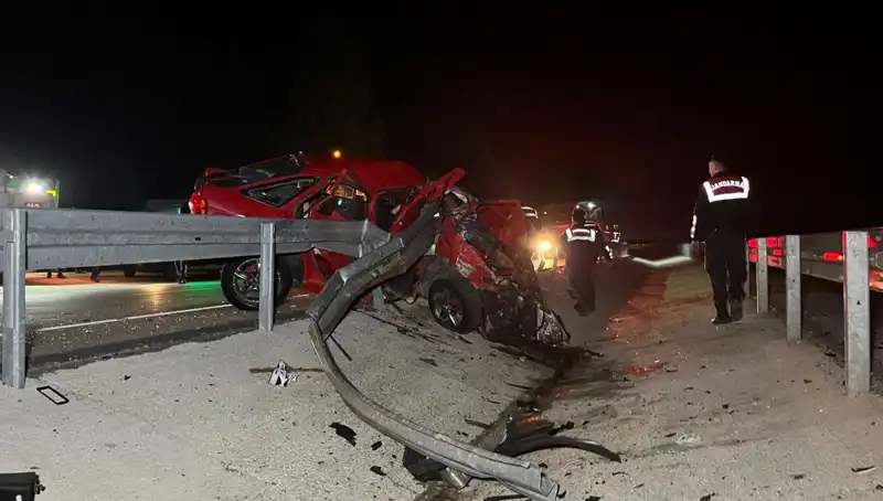 Bariyerlere Çarpan Otomobilde Dehşet Anları: İki Kişi Hayatını Kaybetti