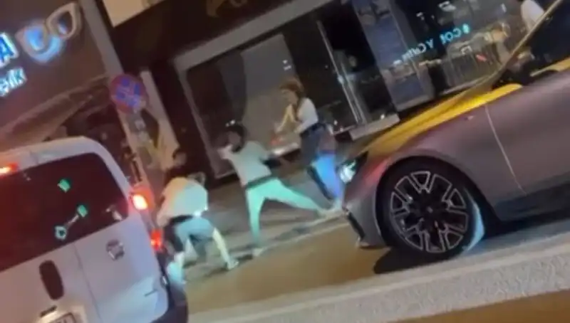 Cadde Boks Ringine Dönüşüyor: Yumruklar Havada Uçuştu!