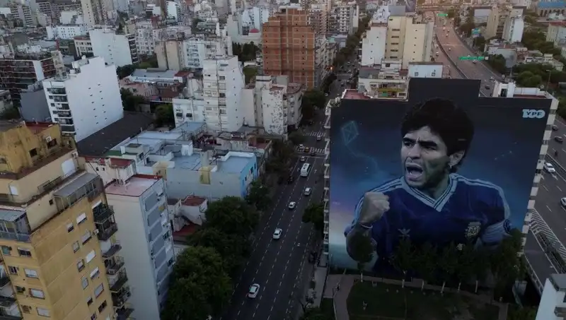 Maradona'nın Ölümü: İhmal Mi, Cinayet Mi? Sağlık Çalışanları Yargılanıyor
