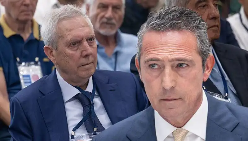 Fenerbahçe Divan Kurulu'nda Aziz Yıldırım'ın Adaylık Açıklaması Gerginliği!