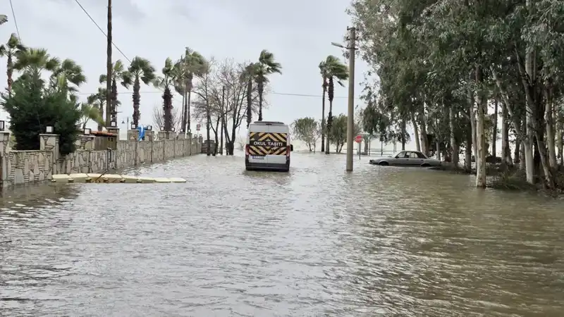 Sel Felaketi: Göl Taşınca İlçedeki Yaşam Durduruldu