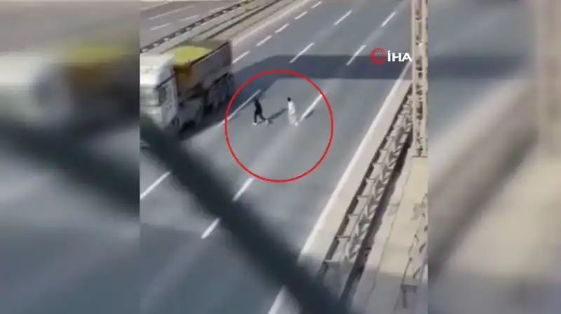 Tehlikeli Yolculuk Kameralara Yansıdı: "İnşallah Başlarına Bir İş Gelmez"