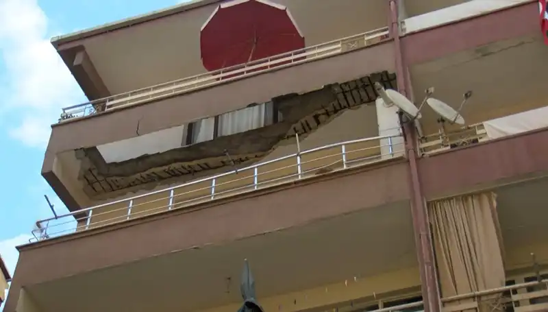 Güngören'de Korku Dolu Anlar: Beş Katlı Binanın Balkonu Çöktü, Can Pazarı Yaşandı