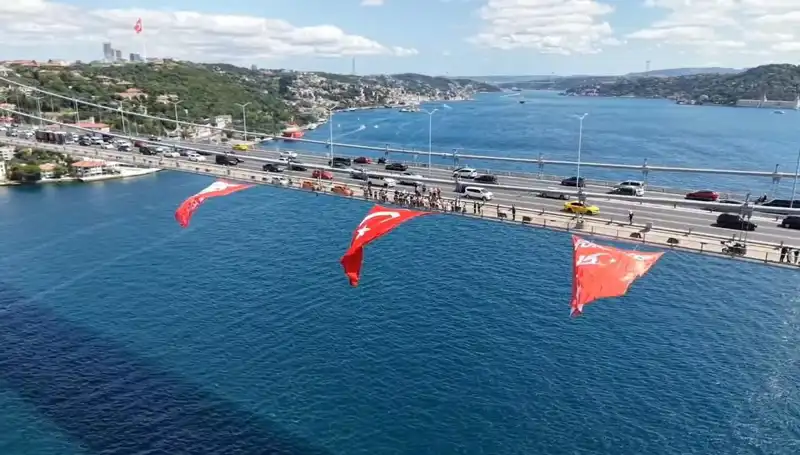 Dev Türk Bayrağı ile Süslenen Köprü, İzleyicileri Büyüledi