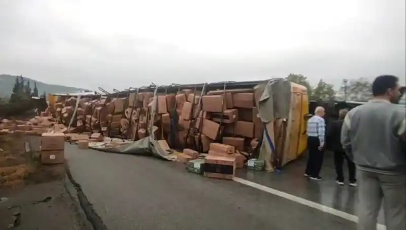 TIR Devrildi, TEM Otoyolu'nda Ankara Yönü Kapandı: Detaylar ve Beklentiler