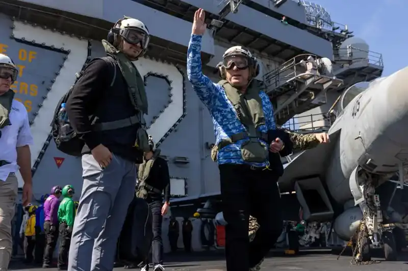 Müzakere Masasından Savaş Gemisine: ABD Umman Ekiplerini Ziyaret Etti