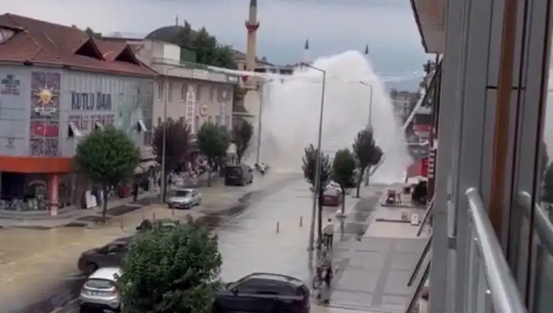 İçme Suyu Hattı Patladı: Şehri Suya Boğan Olayın Ayrıntıları