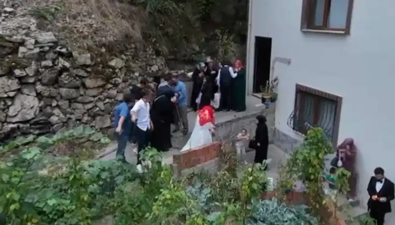 Düğün Töreninde Kanlı Anlar: Korkunç Saldırı Ve Kaçış