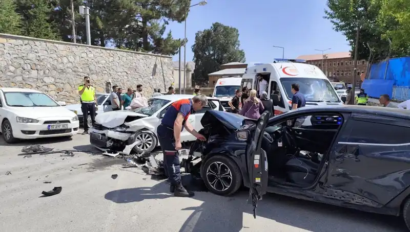 Bitlis’te Korkunç Kaza: Otomobiller Çarpıştı, 10 Kişi Yaralandı