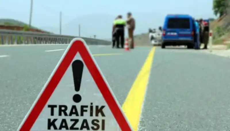 Otomobil ve Hafif Ticari Araç Çarpıştı: 6 Can Kaybı Yaşandı