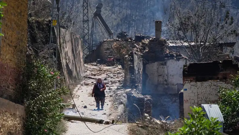 İzmir ve Bilecik'teki Yangın Felaketi: 415 Bina Kül Oldu