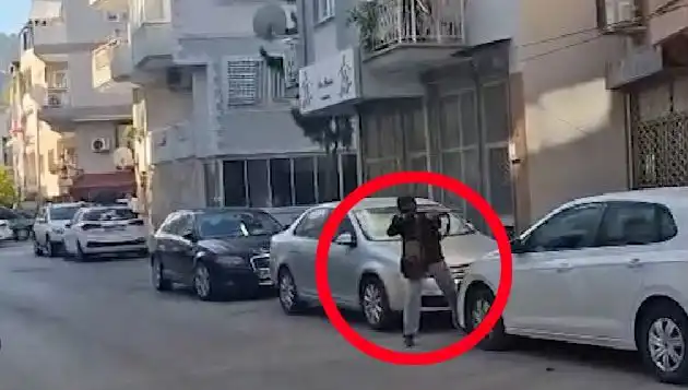 İzmir'de Gözleri Korku Dolu Olay: Saldırganla Çatışma Anları
