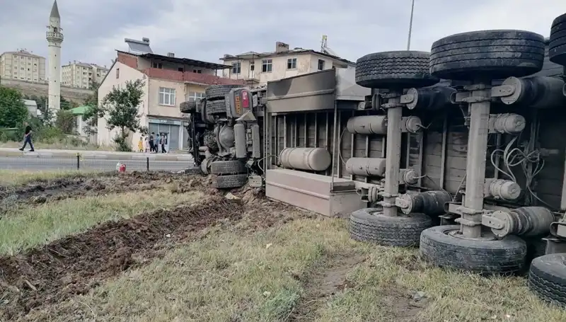 Erzurum'da Freni Boşalan TIR, Korkunç Kazaya Neden Oldu