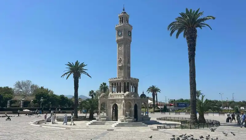 İzmir Sıcaklığında Rekor: Sıcak Hava Meydanları Boş Bıraktı!