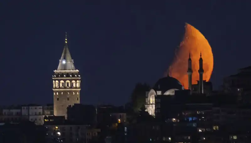 İstanbul'da Yarım Ay Görsel Şöleni: Şehirdeki Etkileyici Anlar