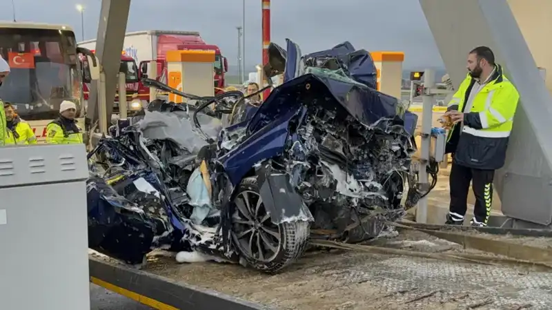 Silivri'de Korkunç Kaza: Otomobil Gişe ile Otobüs Arasında Sıkıştı!