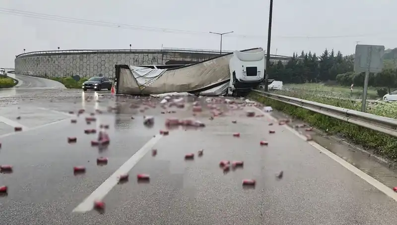 TIR Devrildi, Yolda İçki Şelalesi Ortaya Çıktı!