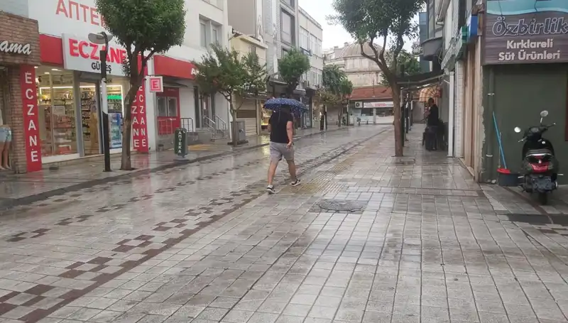 Kırklareli'de Sağanak Yağış Hayatı Olumsuz Etkiledi: Caddelerde Su Baskınları