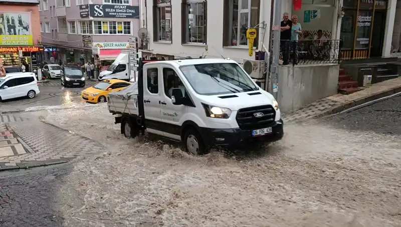 Aniden Yağmaya Başlayan Sağanak, Şehri Su Altında Bıraktı!