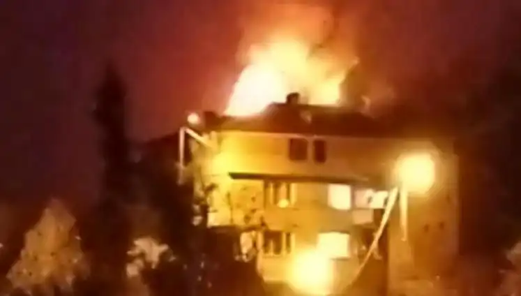 Saman Dolu Çatı Alev Alev Yandı, Mahalleli Sokaklara Döküldü!