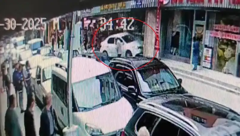 Alkollü Sürücünün Mağaza Kazası: İki Çocuk Son Anda Kurtuldu