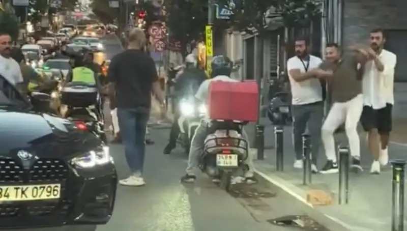 Nişantaşı'nda Yol Verme Arbede: Sopalı Kavga Gözleri Kamaştırdı