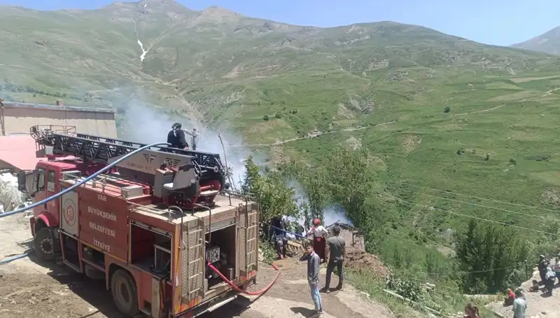 Van'da Trajedi: Ev Yangınında Bir Çocuk Hayatını Kaybetti